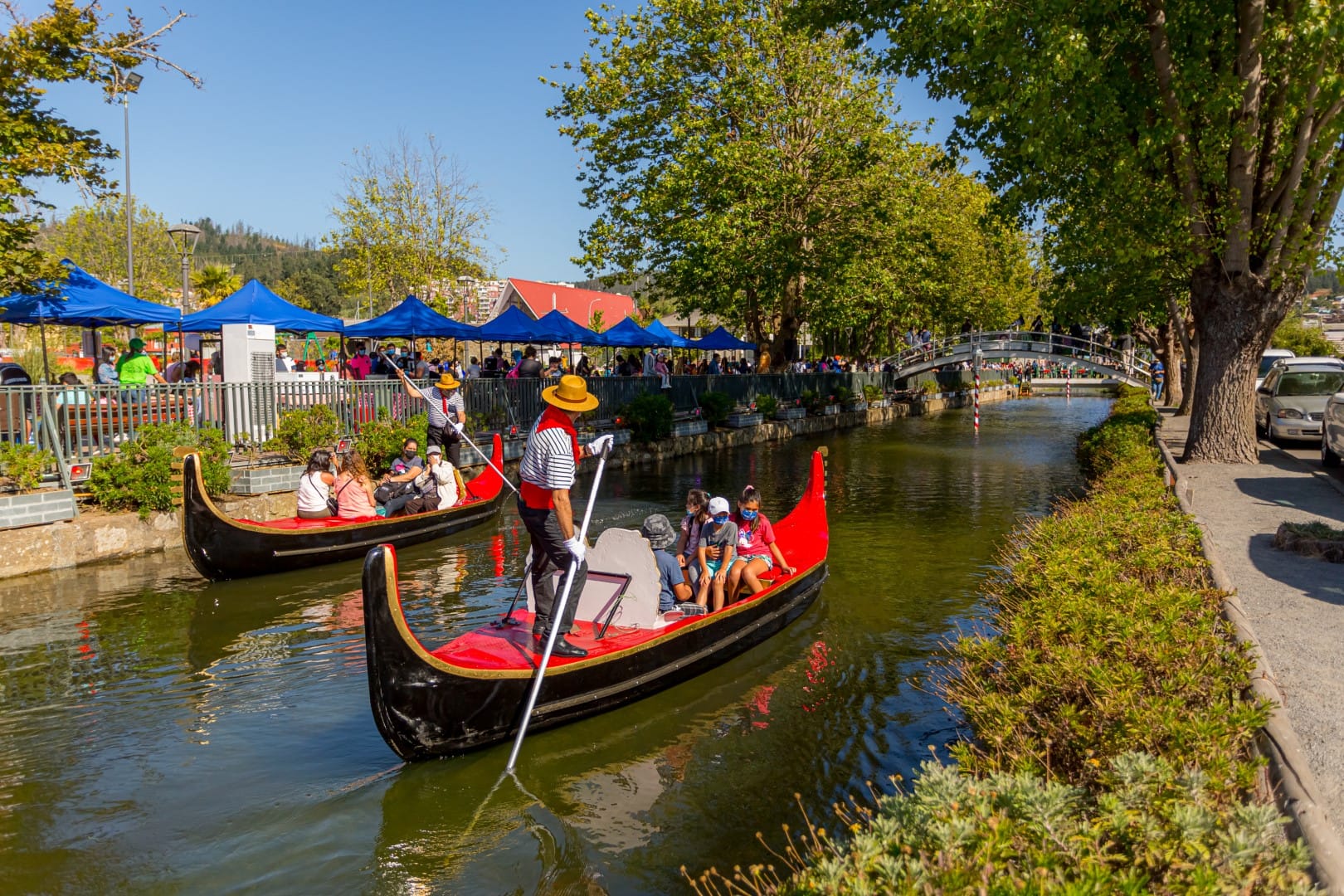 Tras dos años regresan los paseos en góndola a Penco: La “Pequeña Venecia” del Biobío