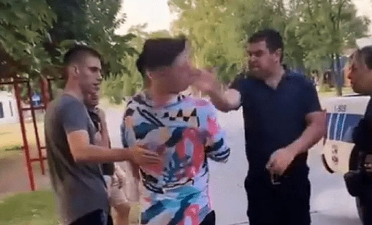“Mira la camisa que tienes…”: Policía agredió con una cachetada a joven