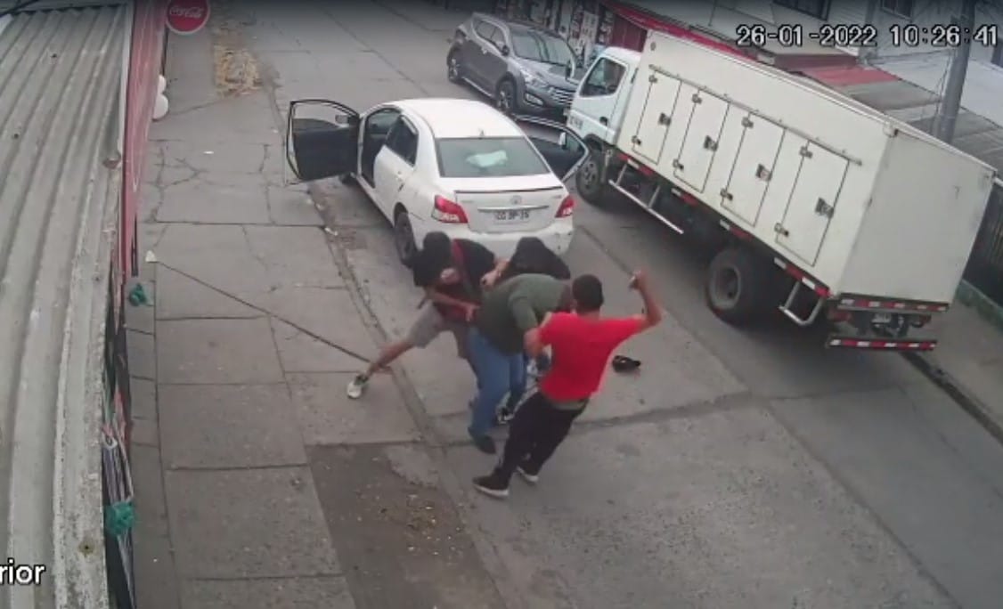Brutal asalto a camión de mercadería en Coronel: Sujetos armados golpearon y robaron a conductor