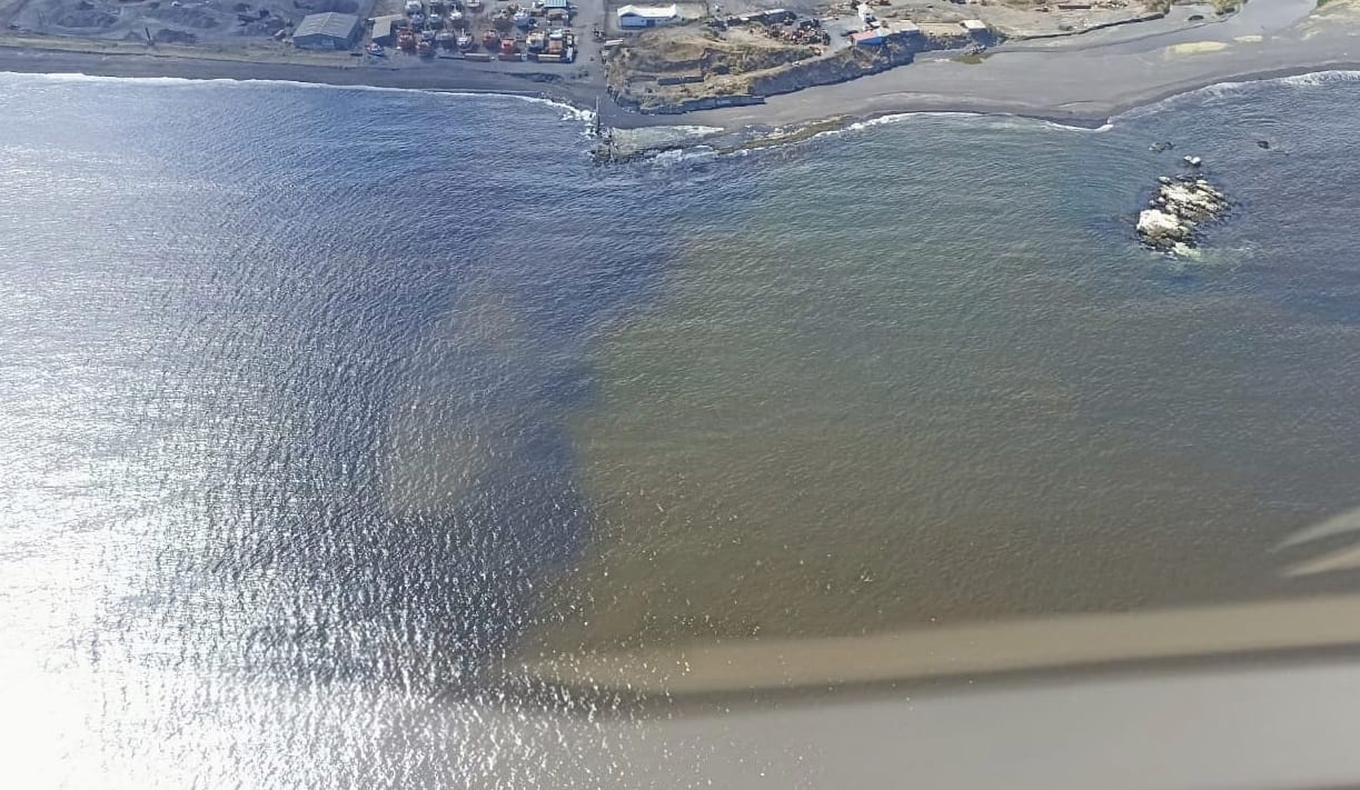 Golpe al turismo en Coronel por coloración en la playa: Realizan denuncia en Fiscalía