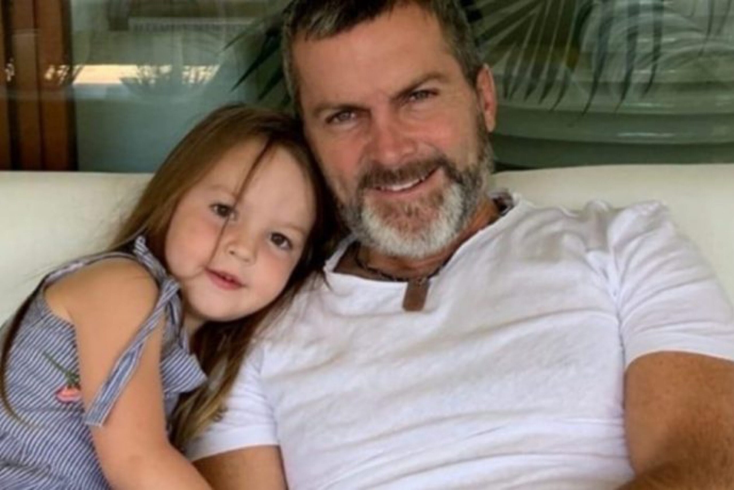 Critican a Cristián Sánchez por publicar video de su hija cantando al ritmo de Marcianeke