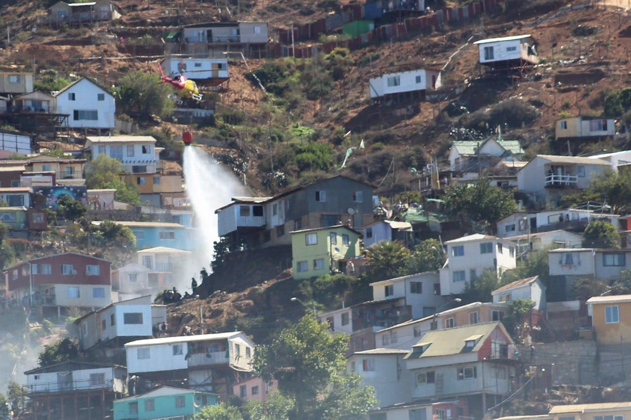 Decretan Alerta Roja por incendio en cerro de Valparaíso