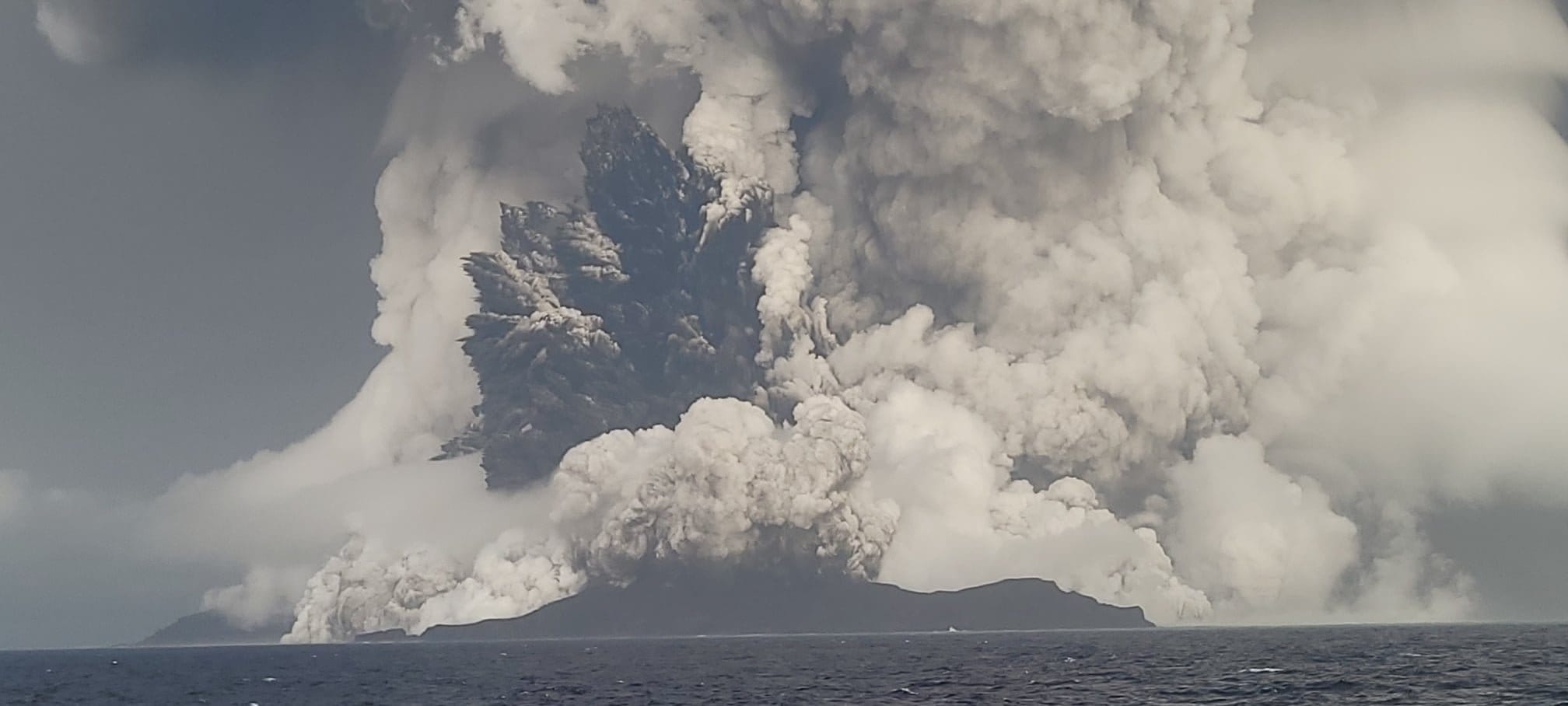 Registran Tsunami en isla de Tonga tras erupción volcánica en el Pacífico