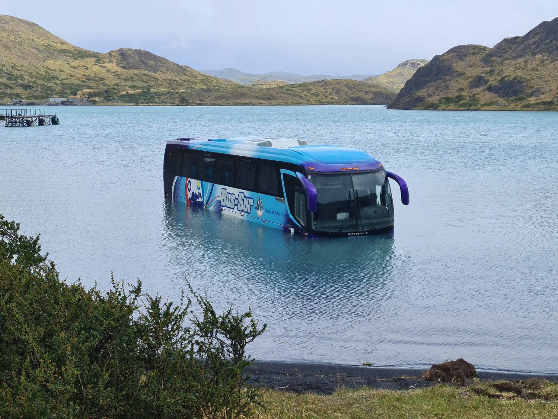Bus sin pasajeros terminó “estacionado” en pleno lago en parque Torres del Paine