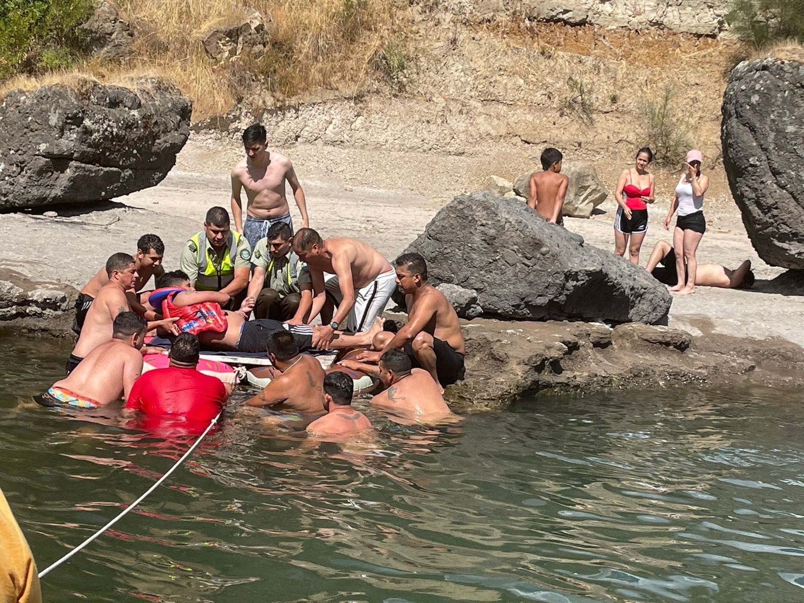Salto del Laja: Salvan a joven que sufrió crisis de epilepsia al interior del río