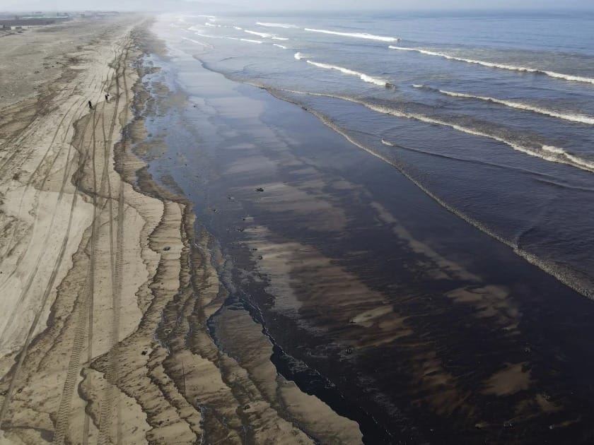 Decretan emergencia ambiental en Perú por derrame de petróleo