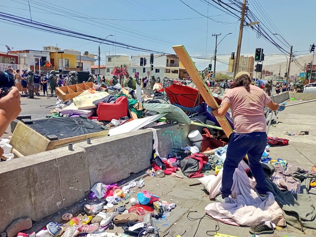 Manifestantes en Iquique otra vez destruyeron campamentos de migrantes