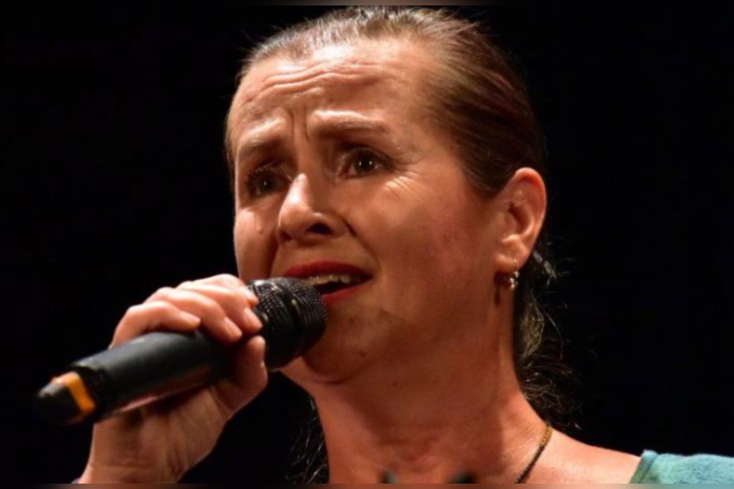 Muere cantante tras contagiarse de Covid-19 a propósito para tener  pase sanitario