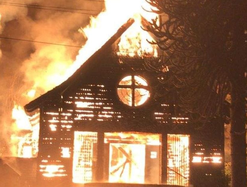 Incendio destruyó histórica iglesia en Curarrehue