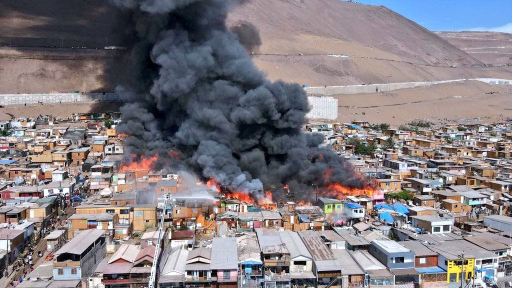 Casi 100 casas destruidas y más de 400 damnificados dejó incendio en campamento de Iquique