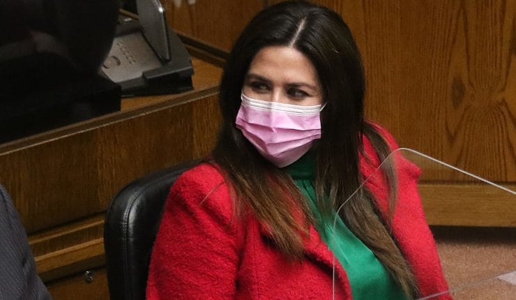 “No soy antivacunas”: Diputada Jenny Álvarez tras críticas por no contar con vacunación completa