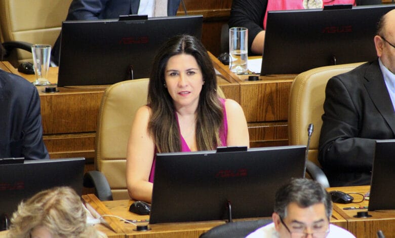 “No compartimos la decisión”: PS tras caso de diputada Jenny Álvarez que está sin vacunación completa