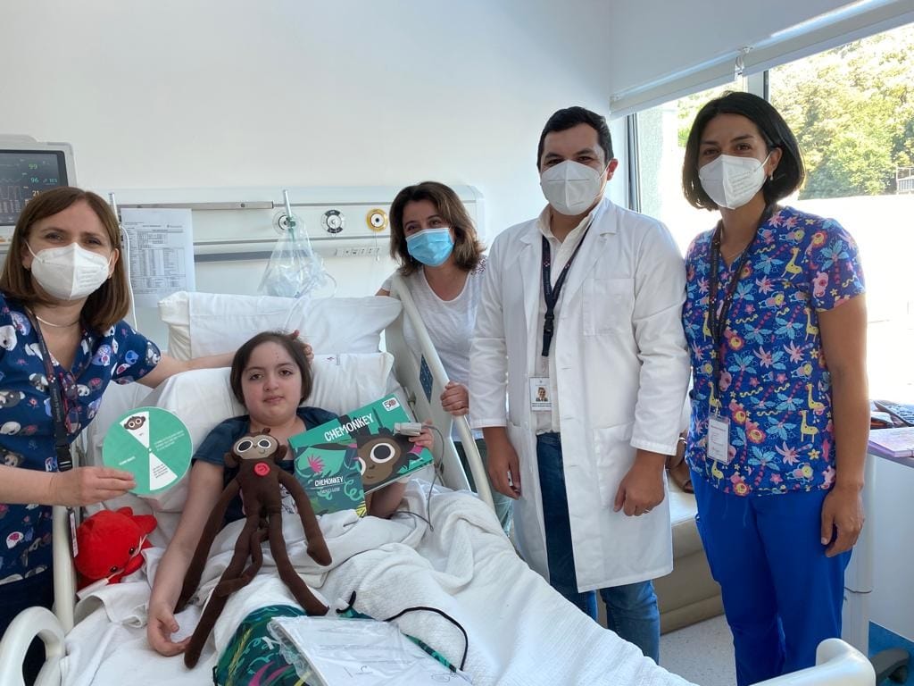 “A la Quimio con mi Simio”: Entregan kits a niños de Unidad de Oncología del Sanatorio Alemán para que entiendan su enfermedad
