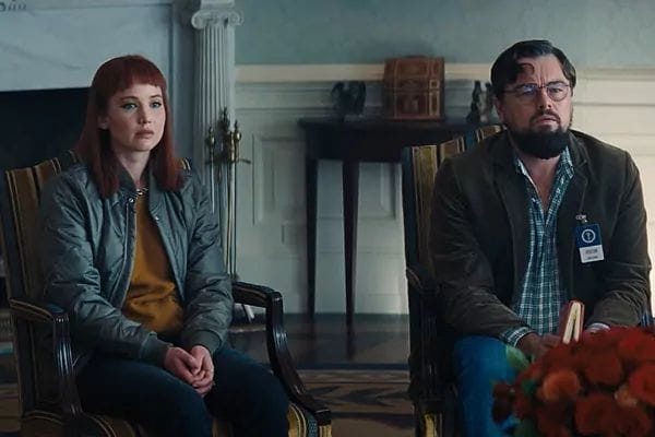 Descubren que número que aparece en película “No miren arriba” lleva a línea erótica