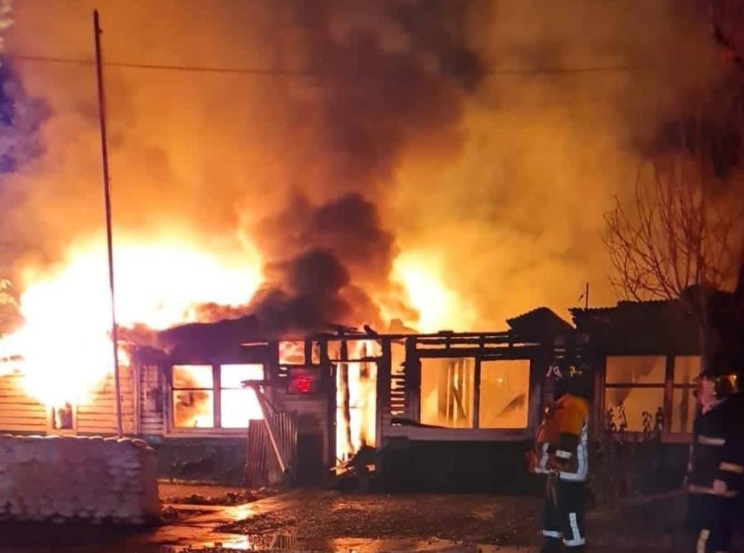Alcalde de Quilaco por incendio en Retén Rucalhue: “Un carabinero estaba al interior y alcanzó a escapar”