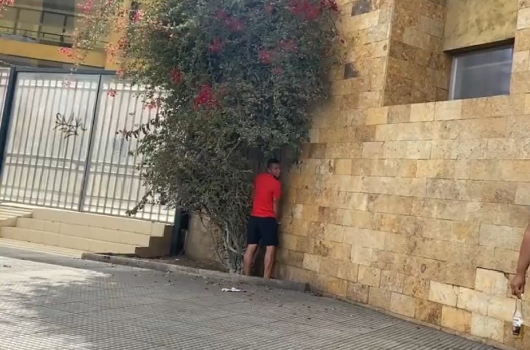 Hombre orinó en pared del municipio y Alcalde lo increpó