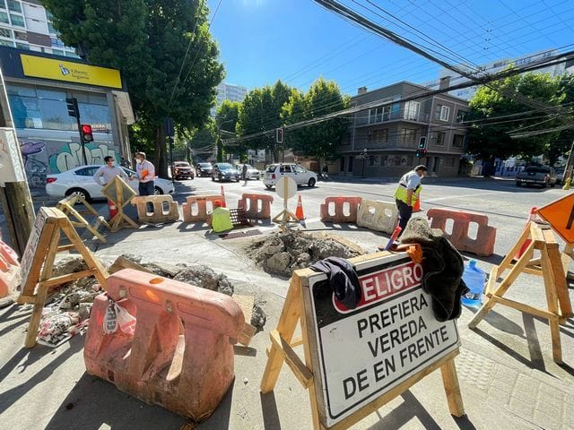 Reparan peligroso levantamiento de pavimento de Avenida Chacabuco en Concepción