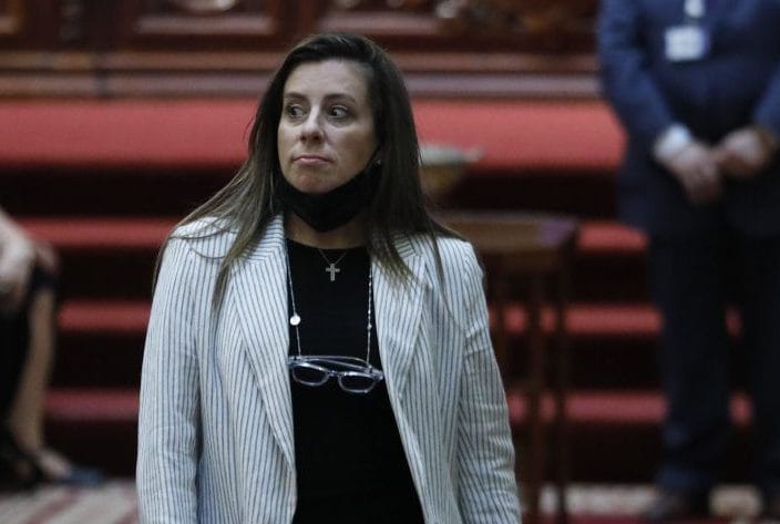Abren sumario sanitario contra Tere Marinovic por no usar mascarilla en la Convención