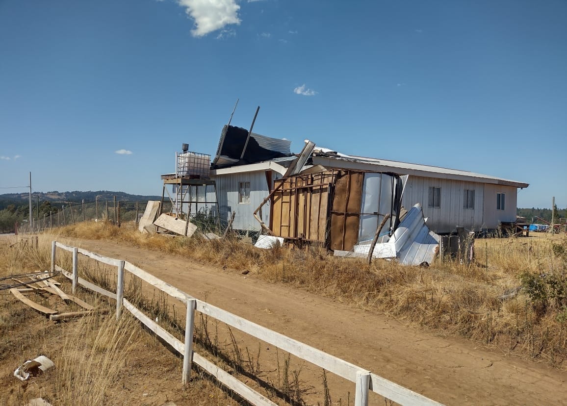Torbellino arrasó con techos y arrastró casa rodante en Quillón