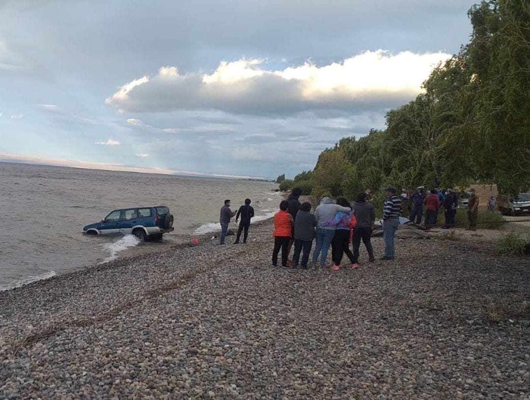 Tres personas murieron tras caer en su vehículo al lago General Carrera