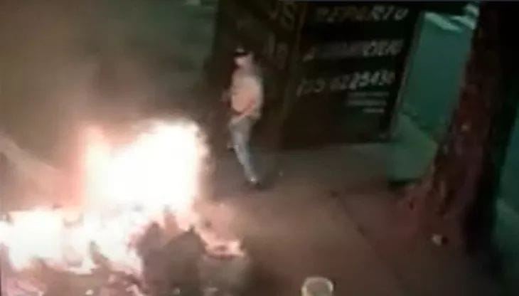 Mujer prendió fuego a indigente que dormía en la calle