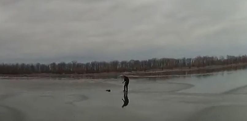 Hombre arriesgó su vida para salvar a perrita atrapada en lago congelado