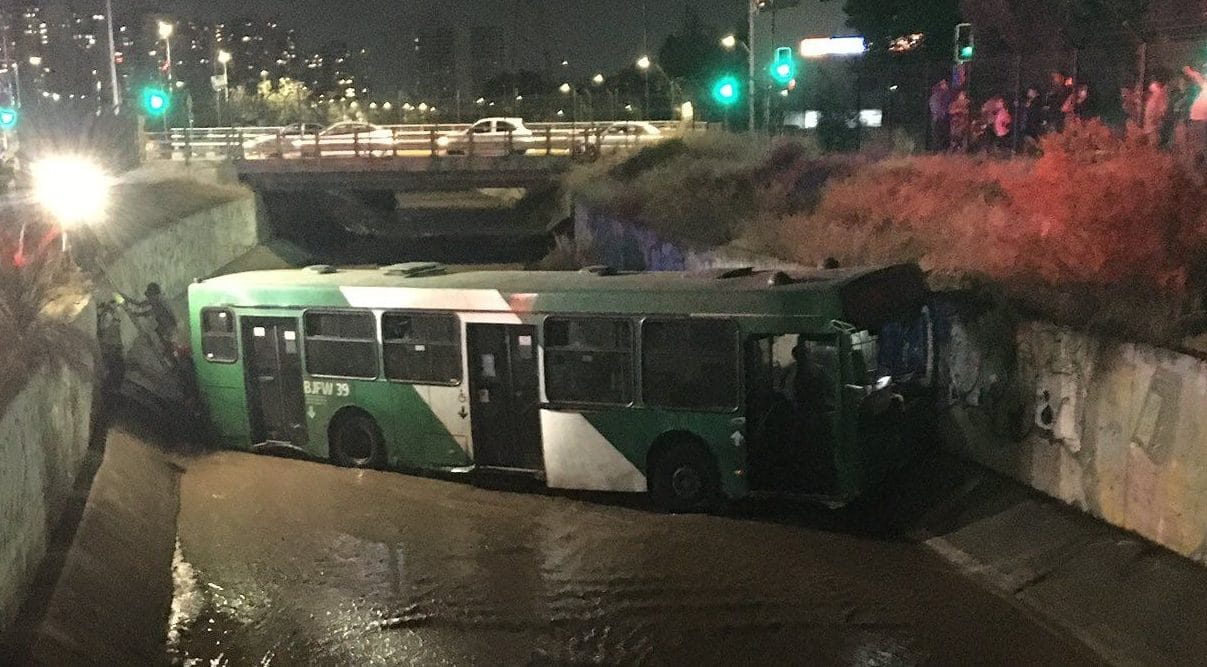 Bus cayó a un canal tras accidente vehicular: conductor tiene diabetes y sufrió descompensación