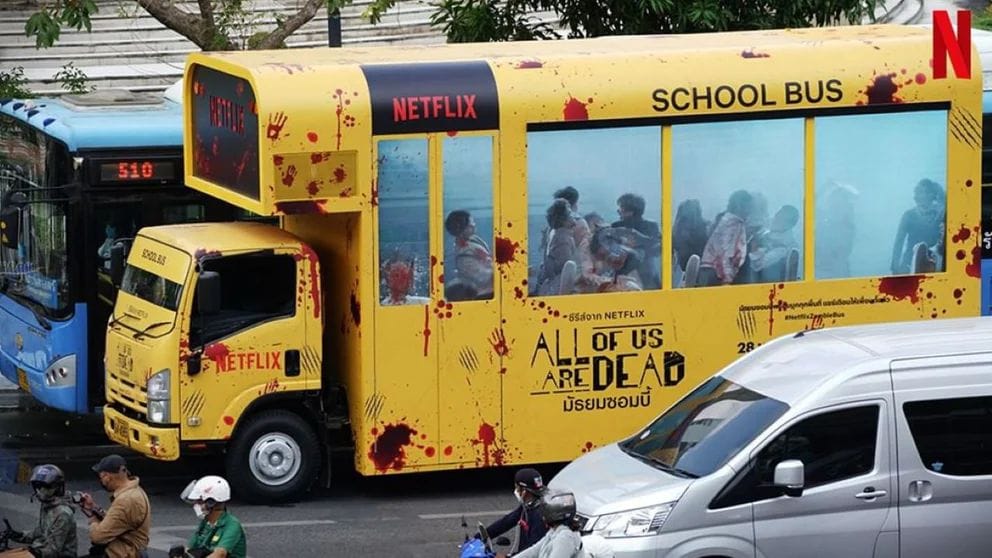 Serie “Estamos Muertos” de Netflix causa polémica por aterradora publicidad ambulante