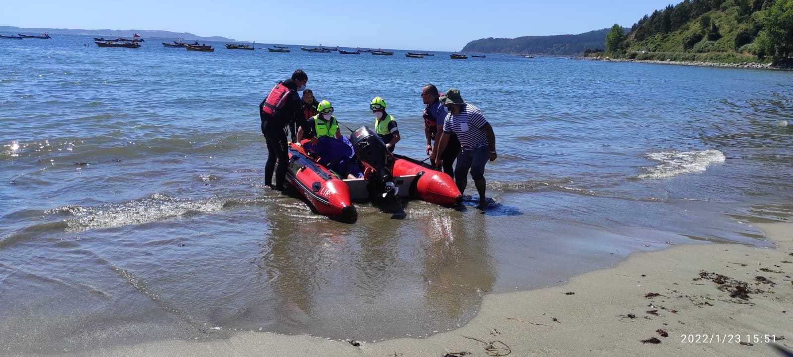 Rescatan a joven que cayó a orilla del mar mientras paseaba en bicicleta en Lirquén