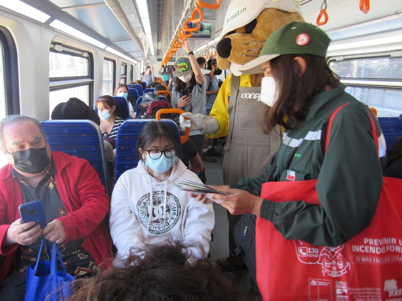 Educan a pasajeros del Biotrén para prevenir incendios forestales en el Biobío
