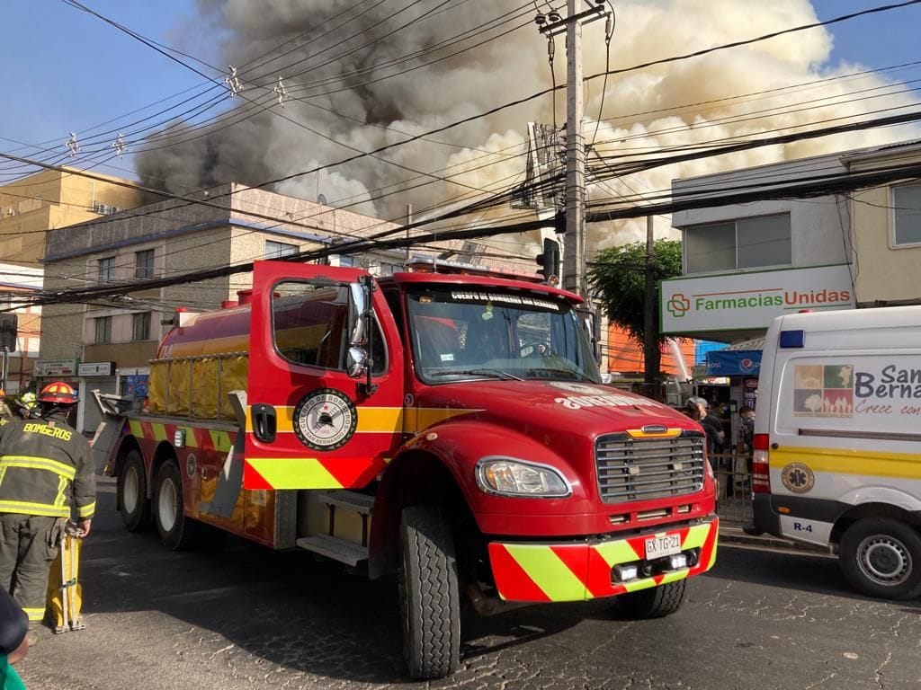 Incendio de grandes proporciones afecta a locales comerciales en San Bernardo