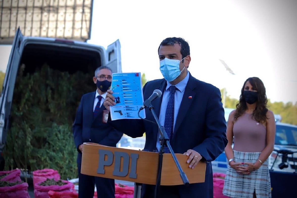 Ministro Delgado respondió a dichos de Fiscal Nacional: Descartó instalación de carteles en Chile
