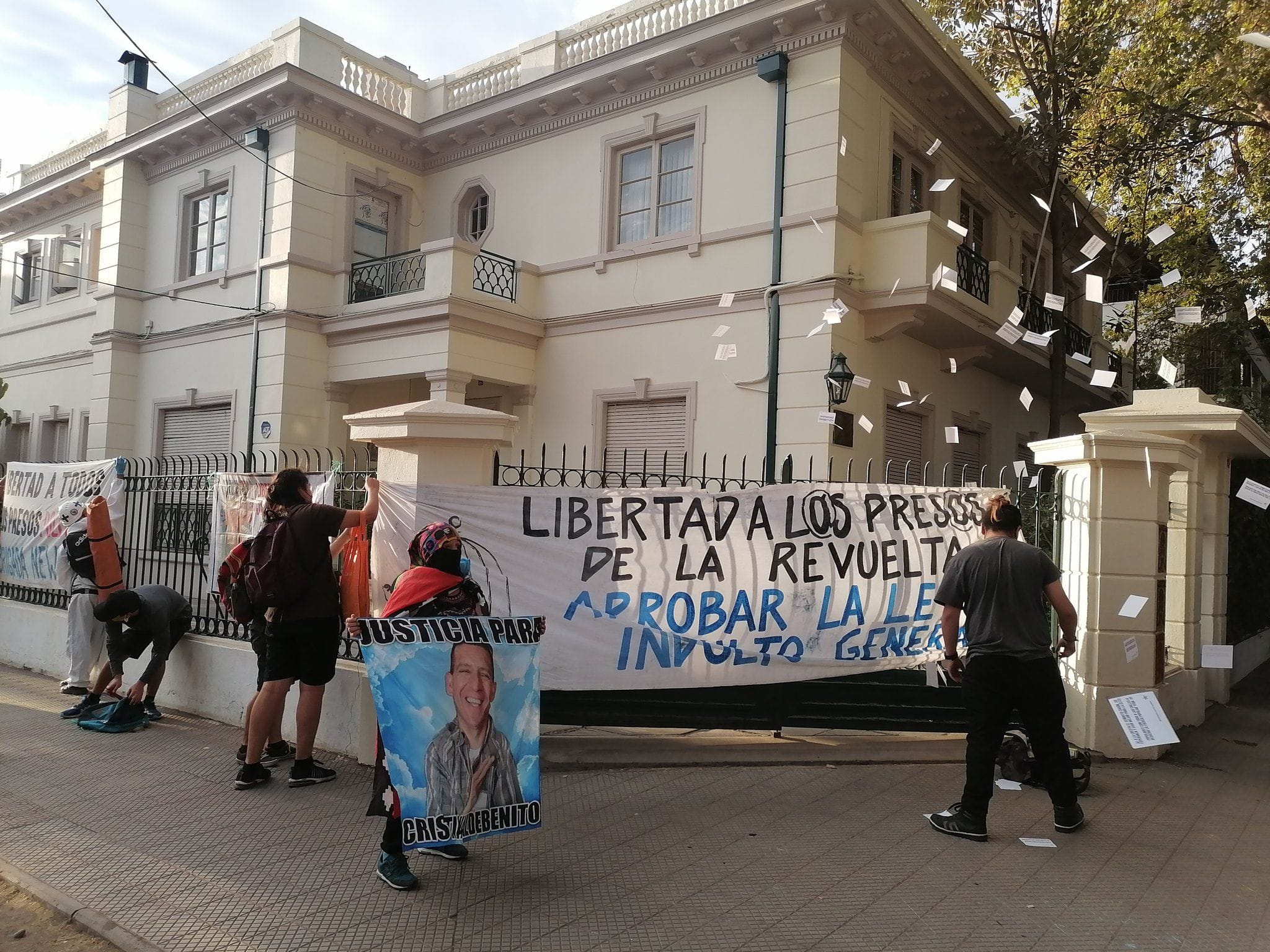 Reportan incidentes afuera de “La Moneda Chica”: PDI llegó con armas antidisturbios