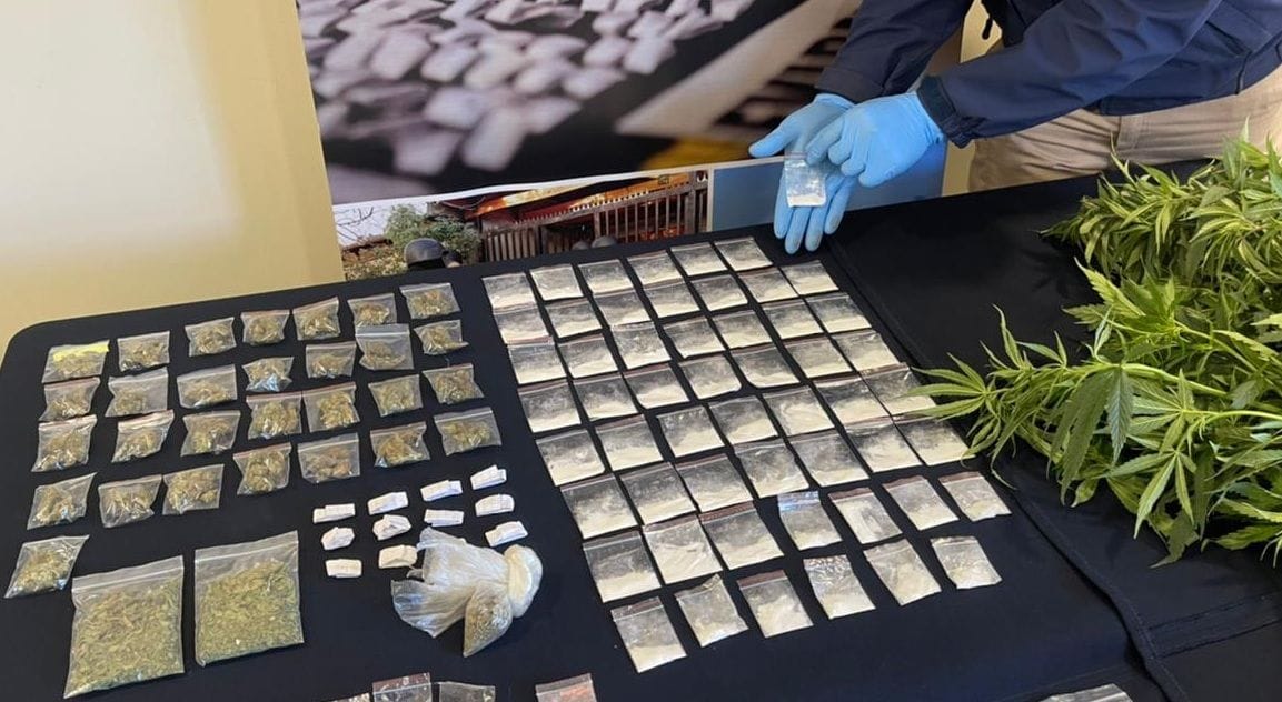 Detienen a dos personas por microtráfico en Lebu