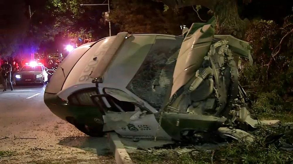 Patrulla de Carabineros terminó volcada durante persecución en Vitacura