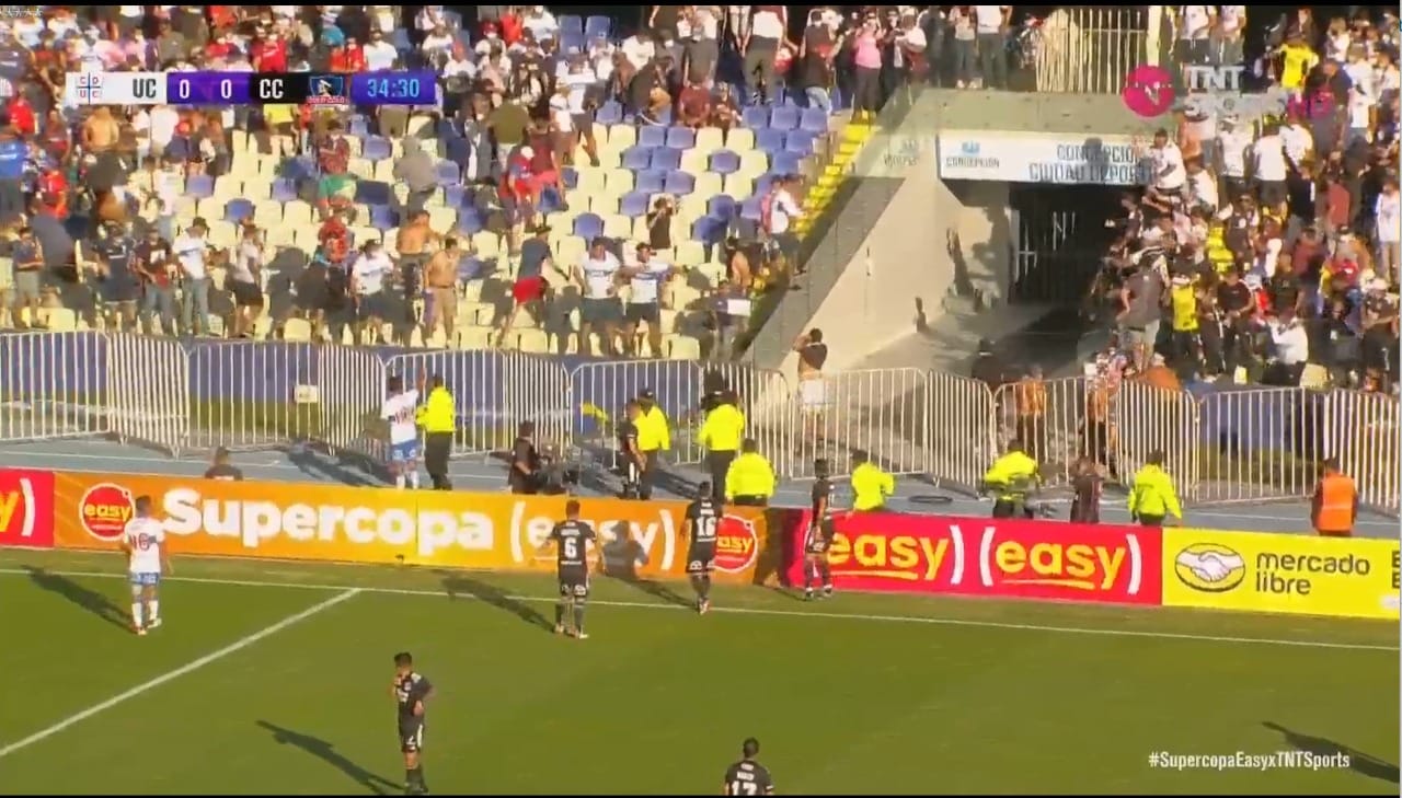 Hinchas de Colo Colo y la UC protagonizan desmanes en el Ester Roa Rebolledo