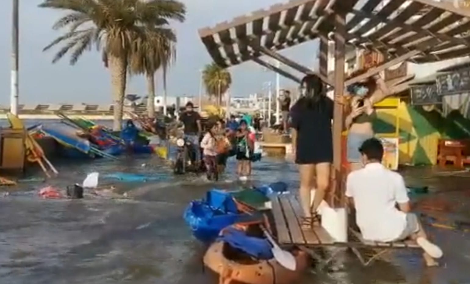 Perú descartó tsunami: Dos personas murieron en playas por oleaje