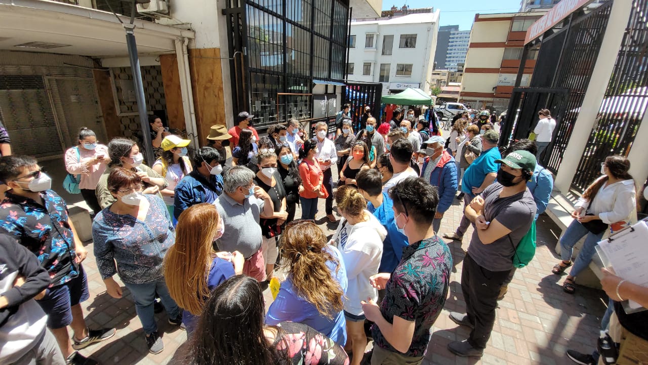 Cientos de penquistas se quedan sin cupos para examen PCR tras hacer largas filas