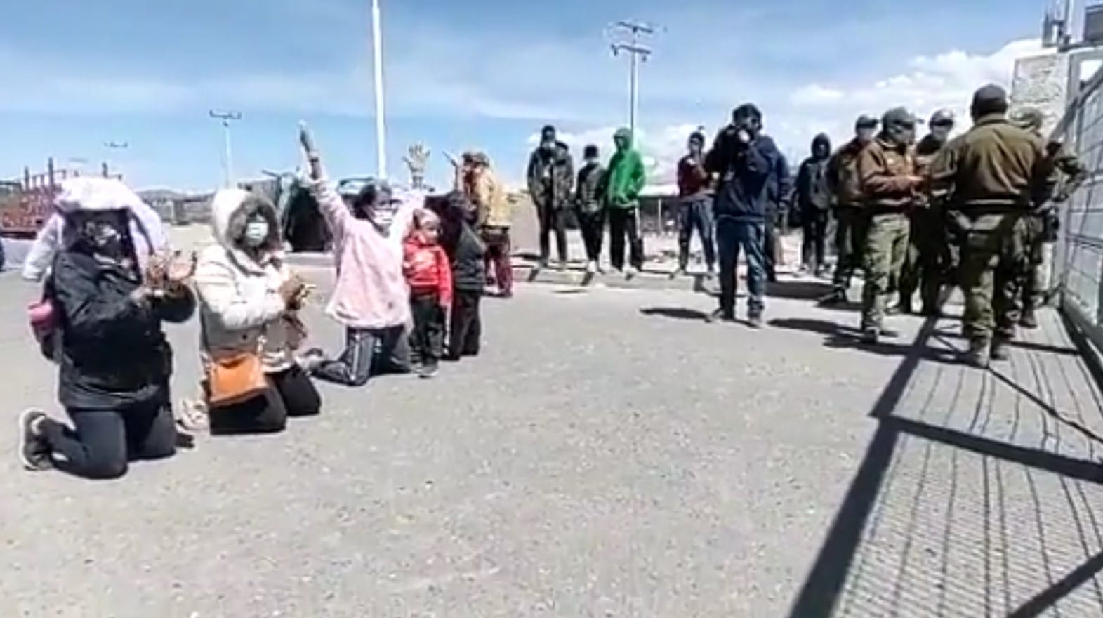 Migrantes interrumpen tránsito en Colchane en el primer día de la Ley de Migraciones