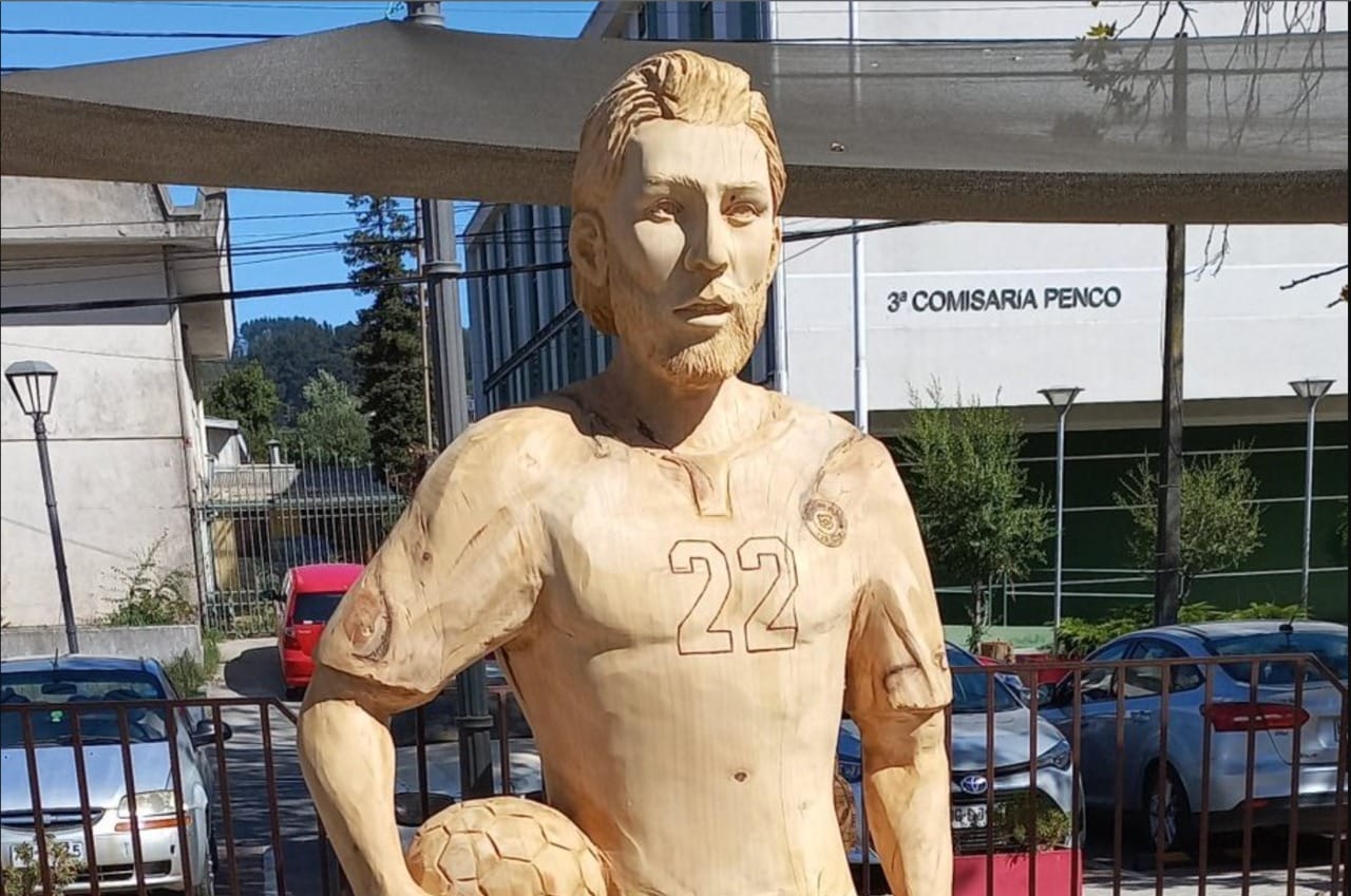 La rompe en Penco: Tallan en madera al goleador Ben Brereton
