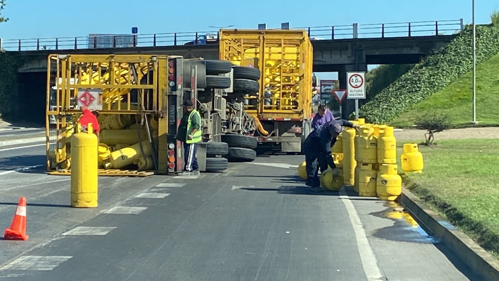 Camión de gas se volcó en medio de autopista Concepción – Talcahuano