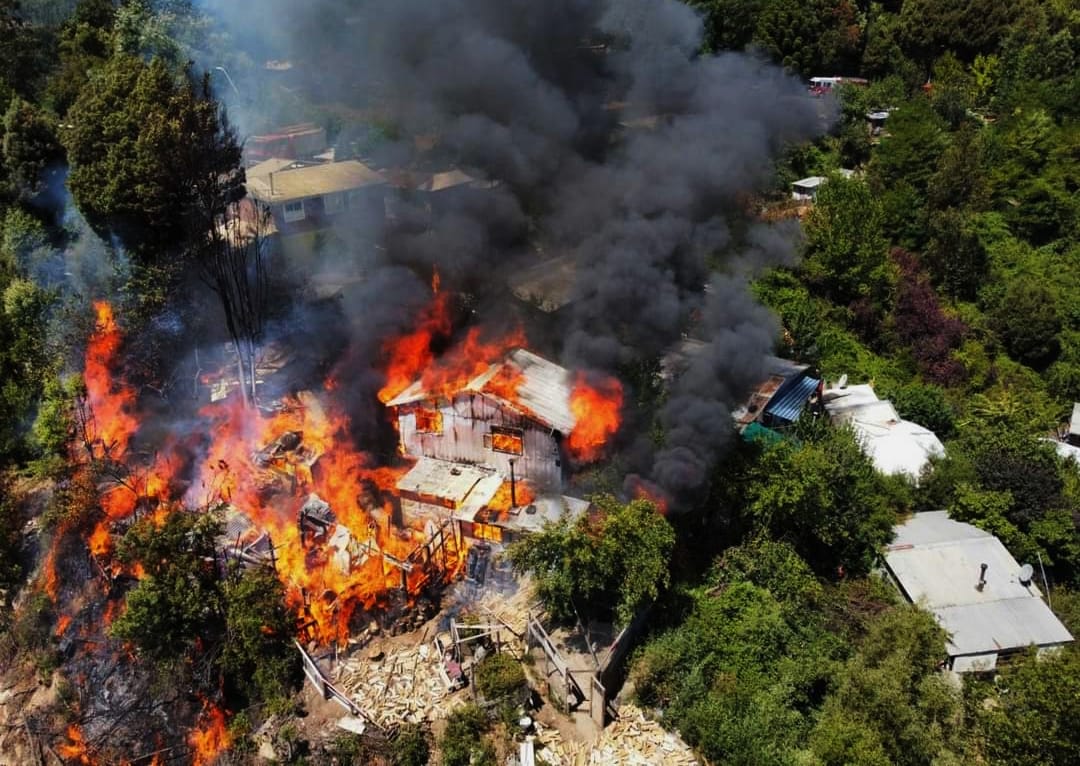 Al menos dos viviendas consumidas por el fuego deja incendio en cerro de Concepción