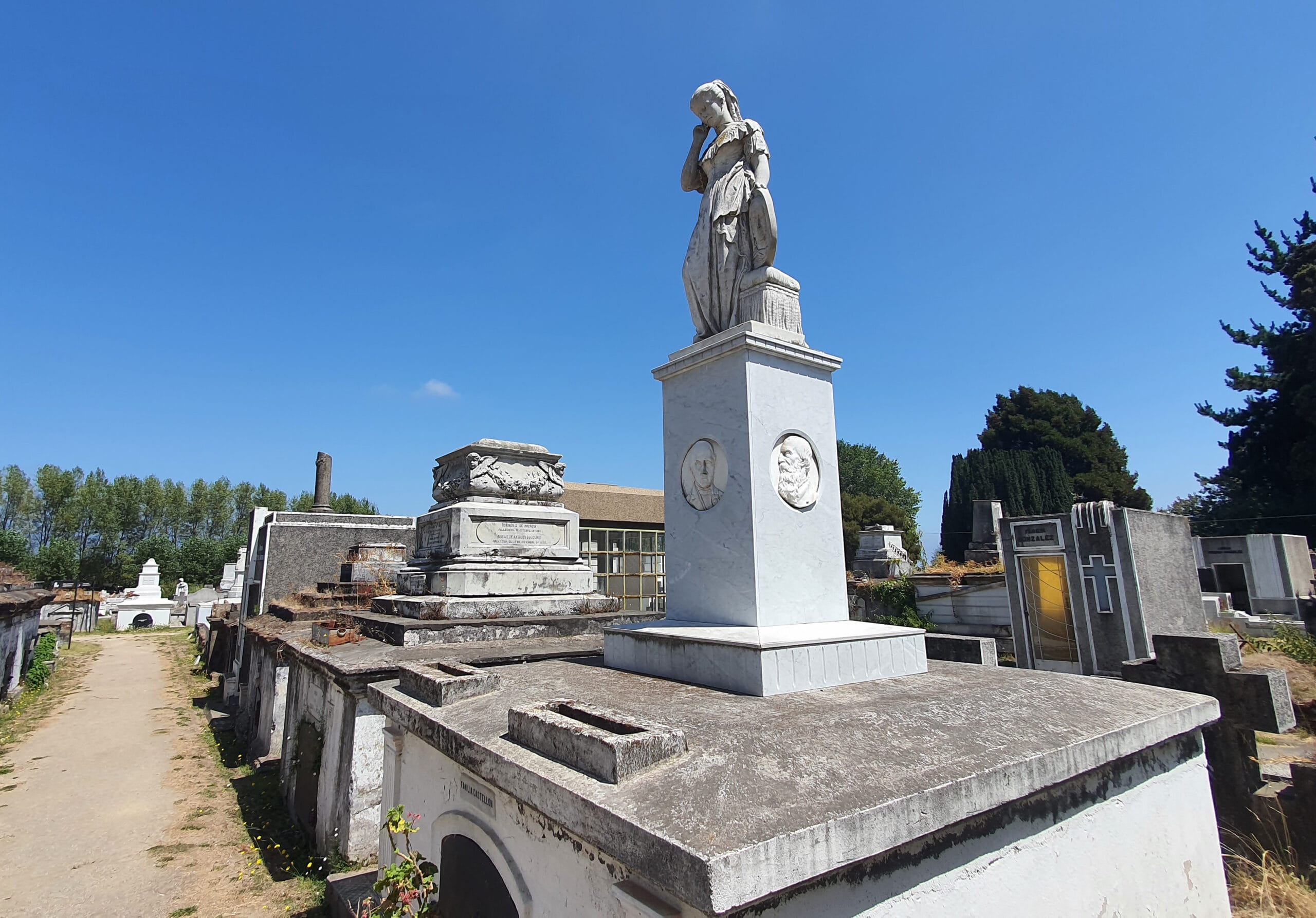 Cementerio General de Concepción extiende horario de visitas: Municipio no autorizó comercio