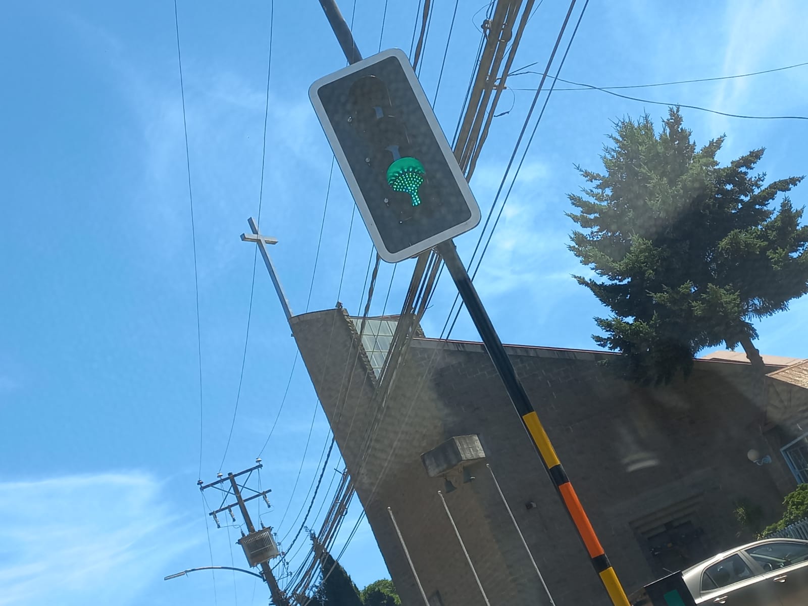 Instalan semáforo a metros de subir al Puente Bicentenario lo que provoca enojo del alcalde de San Pedro de la Paz