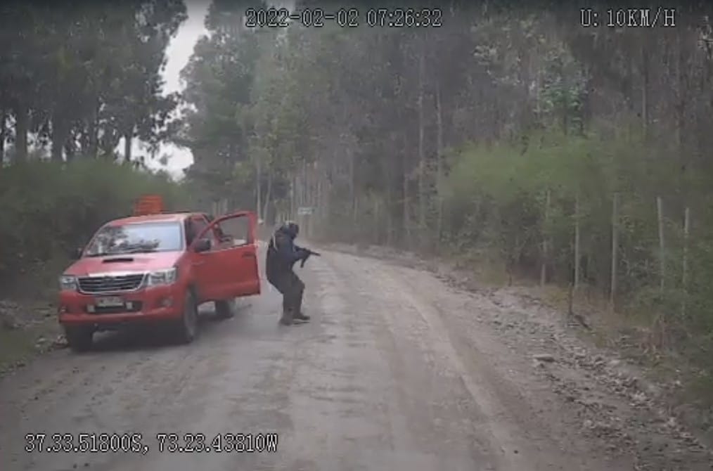 Forestales afirman que camioneta donde bajó encapuchado armado en Curanilahue fue robada minutos antes