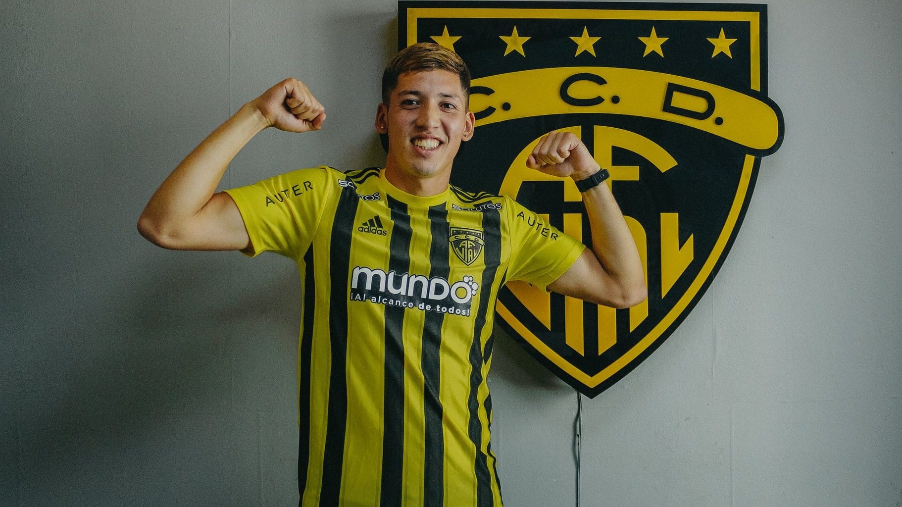 Fernández Vial al fin renovó a uno de los patrones de la defensa