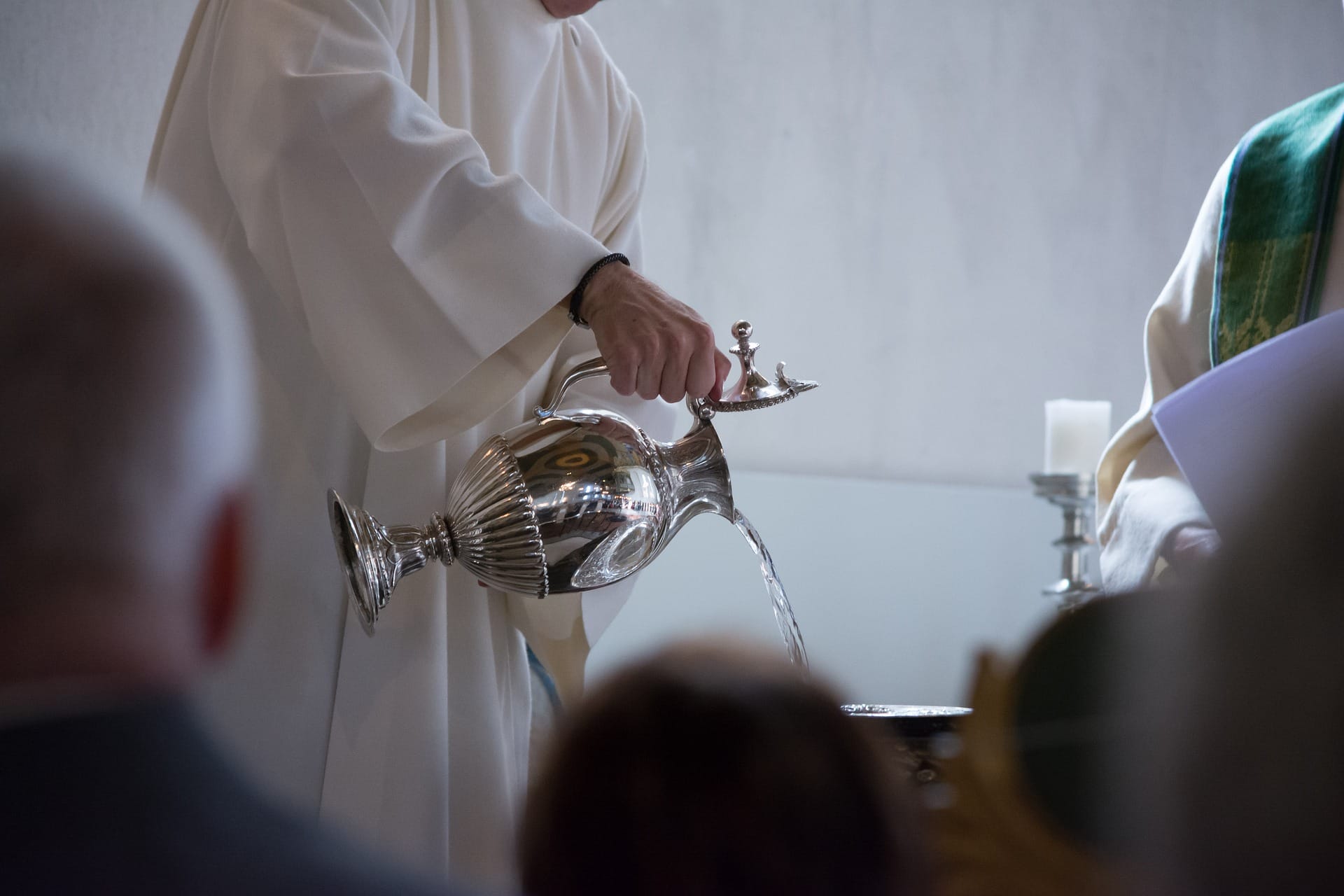 Sacerdote realizó bautizos incorrectos por 20 años: Cometió un insólito error
