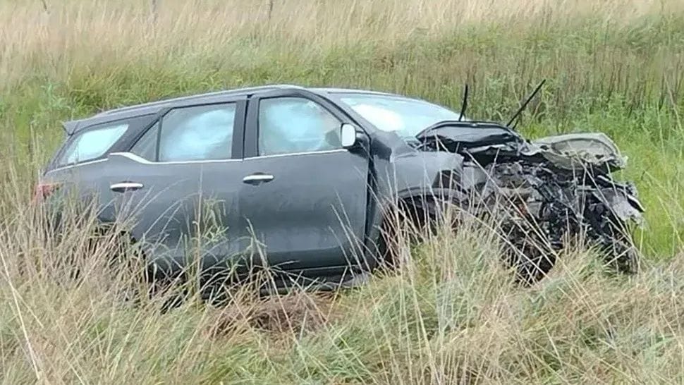 Dos adultos y tres menores fallecieron en violento choque entre un auto y una camioneta