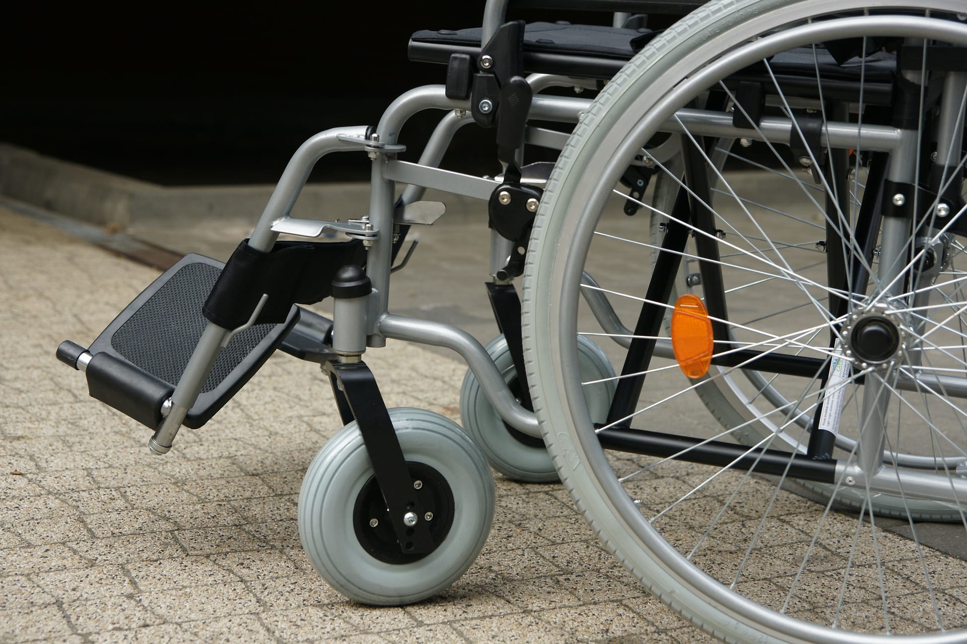 Mujer fue al hospital y no contaba con silla de ruedas: Debieron improvisar una