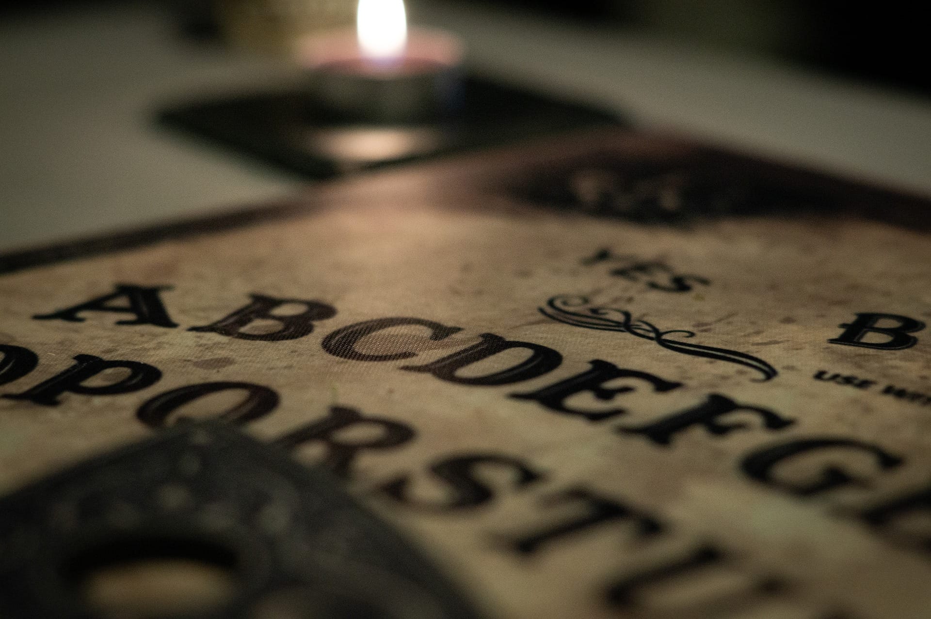 Detienen a adolescentes por jugar a la ouija en un cementerio